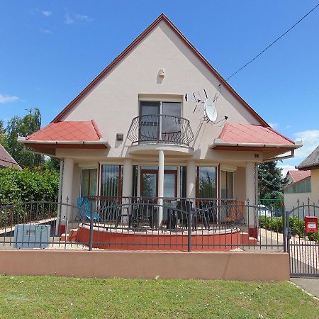 Csevi Apartmanhaz Mezokovesd Luaran gambar